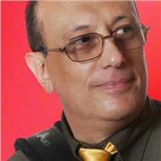 Maestro di musica impartisce lezioni di musica a tutti i livelli