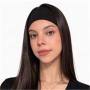 Maestra de apoyo escolar de forma virtual