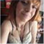 Chica responsable ayuda a cuidar de niños y ayudar con los deberes 