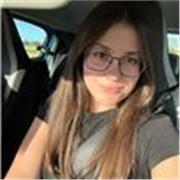 Studentessa di Scienze della Comunicazione aiuta nello svolgimento dei compiti i ragazzi di medie e superiori