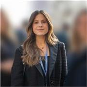 Soy una chica española que ha estudiado en un colegio internacional y que ha vivido en el extranjero durante tres años. Tengo el C1 con nivel C2 en inglés, y saqué un 10 en el examen de inglés en la EVAU. Me considero una persona responsable y simpática. 