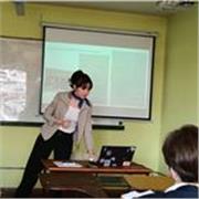 Profesora de Ciencias Sociales da clases a adolescentes/jóvenes de terciarios y universitarios