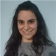 Studentessa universitaria impartisce lezioni di matematica, fisica e chimica