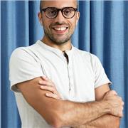 Insegnante madrelingua di italiano impartisce lezioni di italiano a stranieri, ripetizioni scolastiche ad allievi delle scuole medie e superiori in materie umanistiche