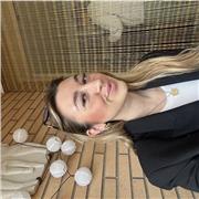 Me defino como una persona alegre y trabajadora. No tengo prioridades en cuanto a edad para dar clases