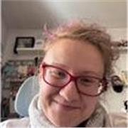 Profesora de Geografía e Historia y de español para extranjeros.