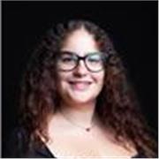 Profesora de inglés joven imparte clases a gente de todas las edades y niveles