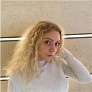 Jeune étudiante en communication à Paris propose des cours de français pour des élèves de la primaire à la terminale