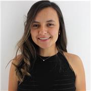 Profesora de diseño imparte clases en Illustrator, Photoshop, Video