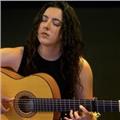 Profesora de guitarra flamenca, lenguaje musical, armonía, composición o acompañamiento al cante y baile.