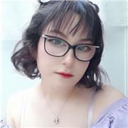 Profesora de dibujo imparte clases a niños de todas las edades