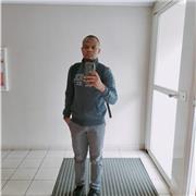 Professeur particulier donne des cours de soutien aux élèves du collège