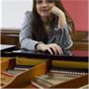 Insegnante di pianoforte, diplomata al Conservatorio Santa Cecilia con il massimo dei voti, impartisce lezioni per tutti i livelli