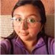 Profesora de lenguaje y comunicación centrada en la lectura y escritura de niños y adolescentes
