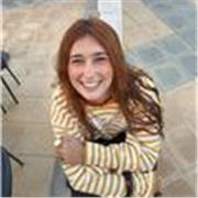 profesora de inglés como soporte y ayuda para colegio