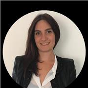 Dottore Commercialista impartisce lezioni di economia aziendale a studenti di scuola superiore o università