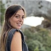 Profesora de Inglés imparte clases a niños/as