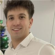 Estudiante de ingenieria de clases a jóvenes interesados/as desde primaria a bachillerato