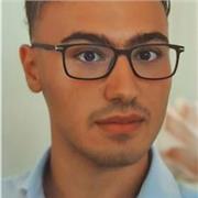 Studente di lettere moderne impartisce lezioni di italiano a studenti delle scuole medie e superiori