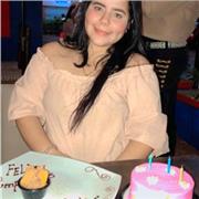 Trabajo como niñera ayudando con las tareas escolares