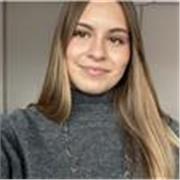 Doy clases particulares de inglés, lengua y mates. Estoy estudiando el doble grado de educación infantil y primaria y tengo un B2