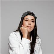 Ragazza diplomata in musica moderna impartisce lezioni di musica e canto moderno