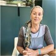 I am a native English speaker with lots fo experience of teaching English as a Foreign language