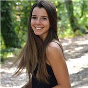 Etudiante professeur proposant de l'aide aux devoirs (maths...)