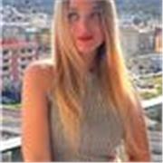 Soy cantante y actriz en activo, con experiencia en escenario y en formación vocal. 