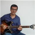 Chitarrista-docente impartisce lezioni di chitarra