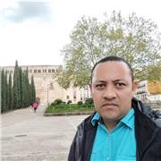 Soy ingeniero químico, con más de 18 años de experiencia y adicionalmente soy profesor en una universidad reconocida