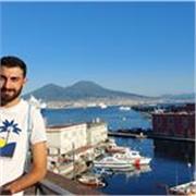 Ragazzo giovane con esperienza con bambini e minori