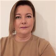 Maestra ofrece clases de refuerzo escolar