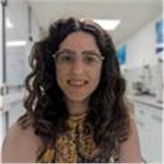 Profesora de historia, especializada en historia antigua y prehistoria, con nociones de geografia y química