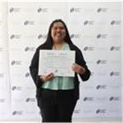 Estudiante universitaria da clases de apoyo primaria y secundaria