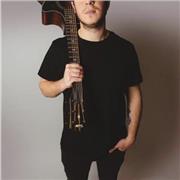 Insegnante di chitarra elettrica, acustica e classica offre lezioni adattate alle esigenze di tutti e per tutte le età
