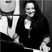 Professeure passionnée et bienveillante propose cours de chant (musique actuelle) pouvant allier technique vocale, énergies et émo