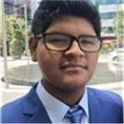 Profesor de matemática dicta clases para jóvenes