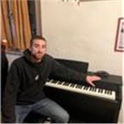 Le mie lezioni sono basate sulla tecnica , postura , dittegiatura , scale , accordi , studio del ritmo, delle metriche, tonalità