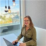 Konferenzdolmetscherin mit Lehrerfahrung bietet interaktiven Spanischunterricht an