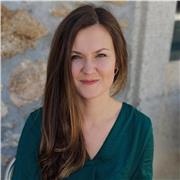 Spezialisierte Deutschlehrerin bietet individuell angepassten Sprachunterricht für fortgeschrittene Lernende aller Stufen