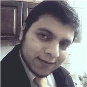 Profesor latino brinda clases de política a estudiantes interesados en la misma