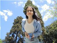 Studentessa universitaria offre lezioni di greco a studenti del liceo