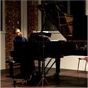 Docente di pianoforte e musica disponibile per lezioni individuali e personalizzate. Pianoforte classico e moderno