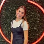 Mi chiamo Giada ho 20 anni e sono madrelingua inglese. Sono nata in Inghilterra e ho vissuto lì per 10 anni
