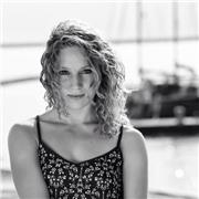 Laureata in comunicazioni, laureanda in Storia e Critica dello spettacolo e diplomata in lingue con maturità Francese impartisce lezioni di Italiano, Storia, Filosofia, Francese a domicilio e presso la propria abitazione