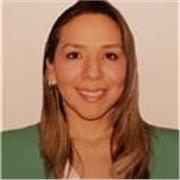 Profesora de Matemáticas con mucha paciencia imparte clases para niños de primaria