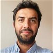 Englisch- und Mathe-Tutor, der mit drei Jahren Berufserfahrung