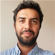 Englisch- und Mathe-Tutor, der mit drei Jahren Berufserfahrung