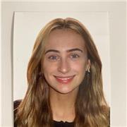 Estudiante universitaria imparte clases de repaso